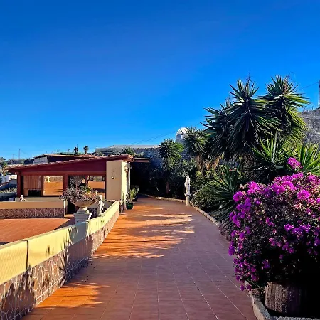 펜션 Exquisite Rural House With Garden, Pool And Views.