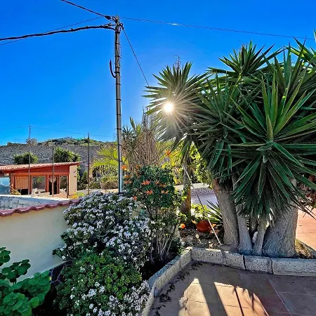Exquisite Rural House With Garden, Pool And Views.