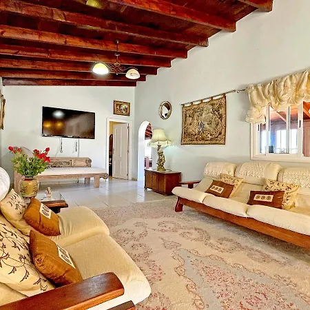 펜션 Exquisite Rural House With Garden, Pool And Views.