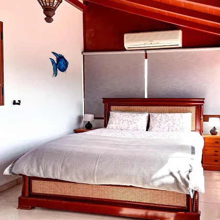 Σπίτι διακοπών Exquisite Rural House With Garden, Pool And Views. *