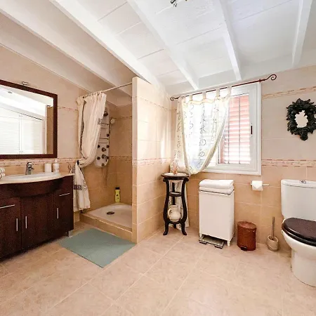 Exquisite Rural House With Garden, Pool And Views. *