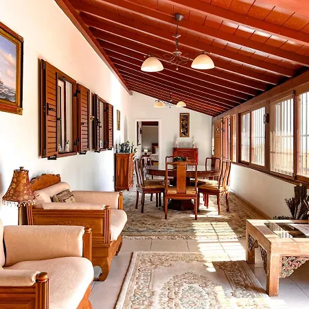 Exquisite Rural House With Garden, Pool And Views. Hébergement de vacances Arico Viejo