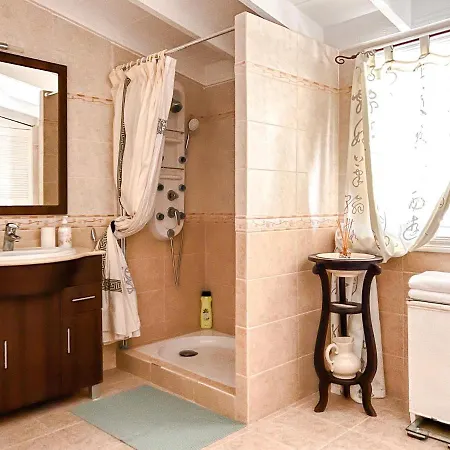Exquisite Rural House With Garden, Pool And Views.