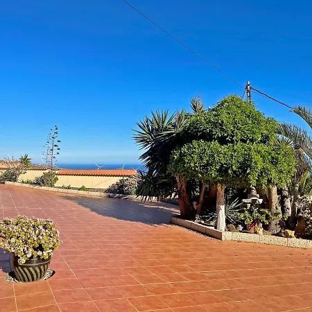 Exquisite Rural House With Garden, Pool And Views. Hébergement de vacances *