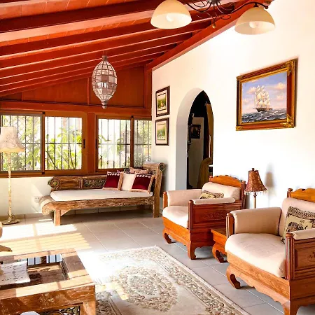 Hébergement de vacances Exquisite Rural House With Garden, Pool And Views.