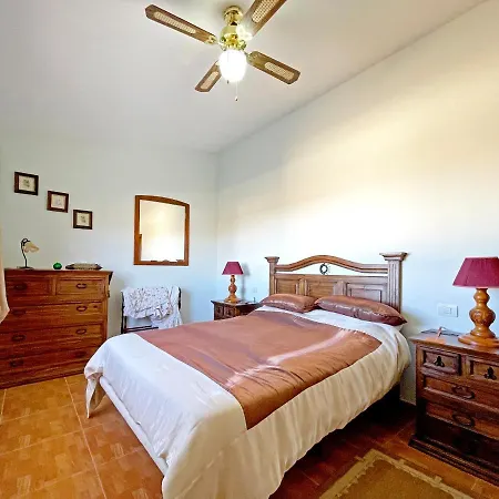 Hébergement de vacances Exquisite Rural House With Garden, Pool And Views. *